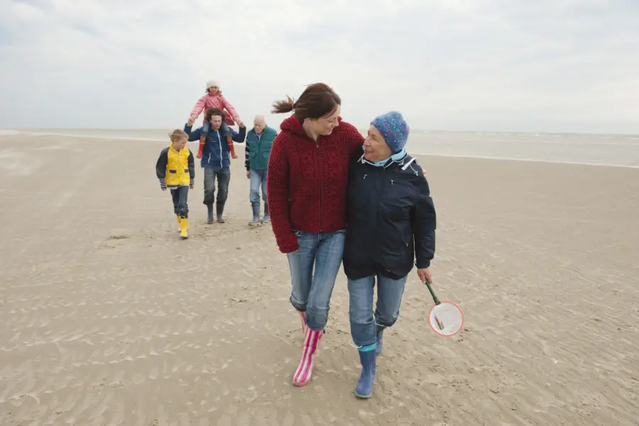 Op het strand wandelen