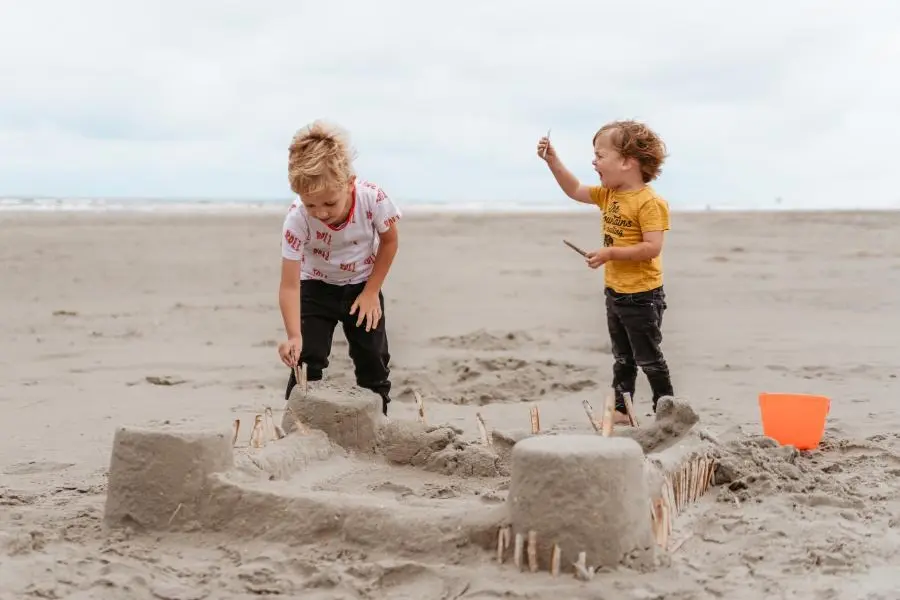 Kind strand zandkasteel duinoord