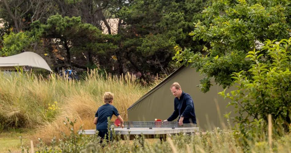 Vader en zoon tafeltennis Glamping met kinderen Strandcamping Duinoord
