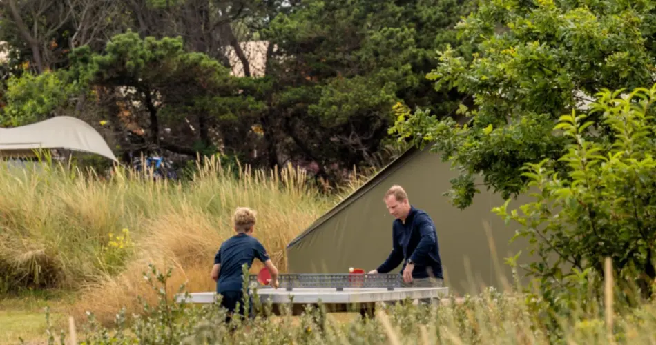 Vader en zoon tafeltennis Glamping met kinderen Strandcamping Duinoord
