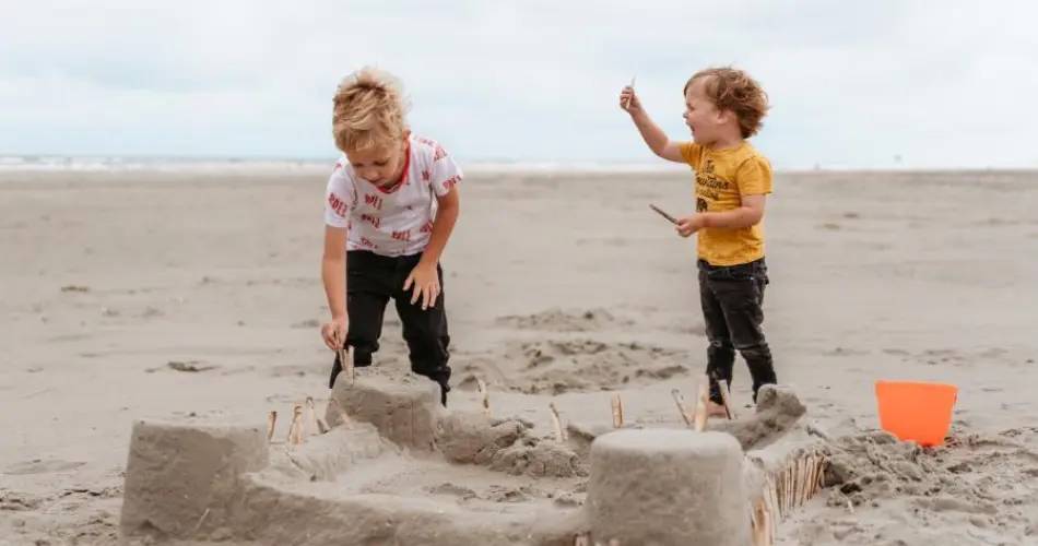 Kind strand zandkasteel duinoord
